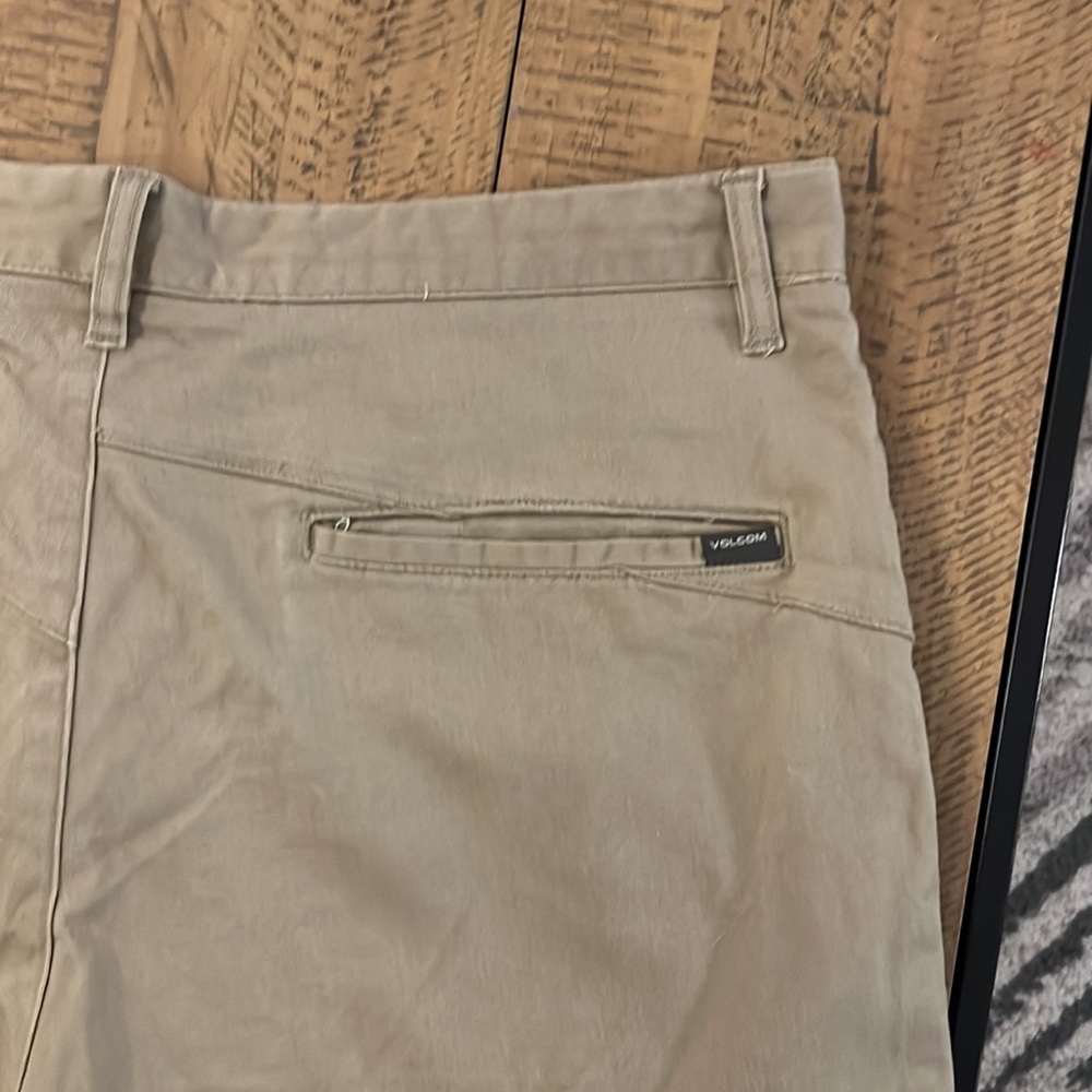Volcom Shorts - Size 36 - Picture 2 of 5